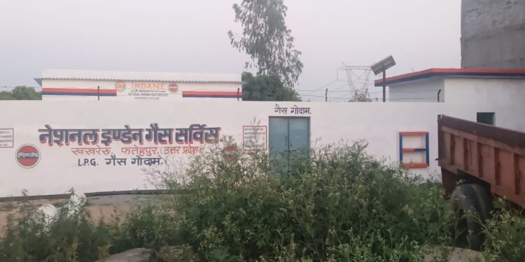 अभद्रता करने के मामले गैस एजेंसी के प्रति उपभक्ताओं मे आक्रोश