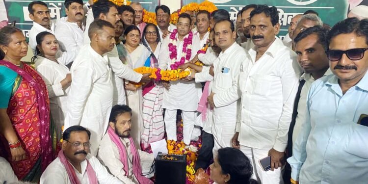 सपा के नवमनोनीत प्रदेश सचिव जगनायक सिंह यादव का पार्टीजनों ने किया जोरदार स्वागत