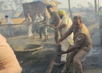 अमरपुर अग्निकांड में चौकी इंचार्ज सुशील तिवारी बने हीरो: जान जोखिम में डाल बचाए ग्रामीणों के आशियाने