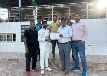 *वरिष्ठ मंडल कार्मिक अधिकारी अभिनव सिंह के शानदार बल्लेबाजी से प्रशासन ने चिकित्सा विभाग को 08 विकेट से हराया*