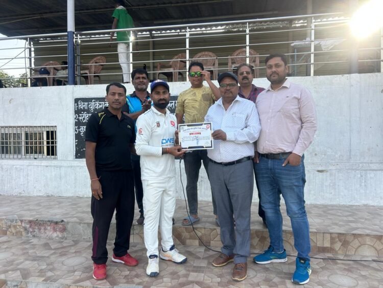 *वरिष्ठ मंडल कार्मिक अधिकारी अभिनव सिंह के शानदार बल्लेबाजी से प्रशासन ने चिकित्सा विभाग को 08 विकेट से हराया*