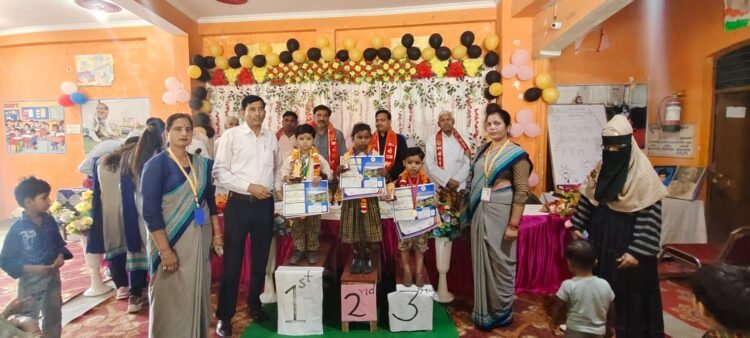 सिकंदरा तहसीलदार ने छात्रों को किया पुरस्कृत