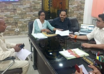 डीएम ने जनसुनवाई के दौरान फरियादों की सुनी शिकायतें, किया निस्तारण