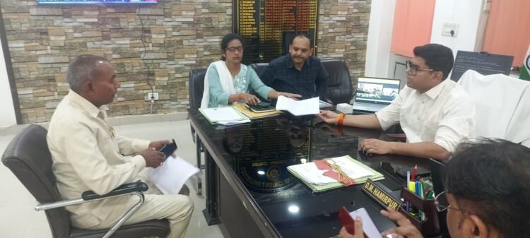 डीएम ने जनसुनवाई के दौरान फरियादों की सुनी शिकायतें, किया निस्तारण