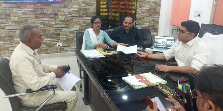डीएम ने जनसुनवाई के दौरान फरियादों की सुनी शिकायतें, किया निस्तारण