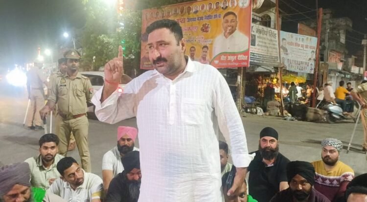 राकेश टिकैत की गिरफ्तारी के विरोध में निघासन में किसान आंदोलन