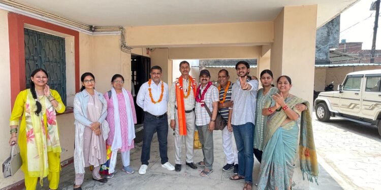 35 वर्षों की गौरवशाली सेवा के बाद वरिष्ठ शिक्षक श्री राजेश शुक्ला सेवानिवृत्त, भावुक माहौल में भव्य विदाई