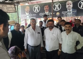 बार चुनाव में बाबू सिंह व शाहजहां ने जनसम्पर्क कर मांगे वोट