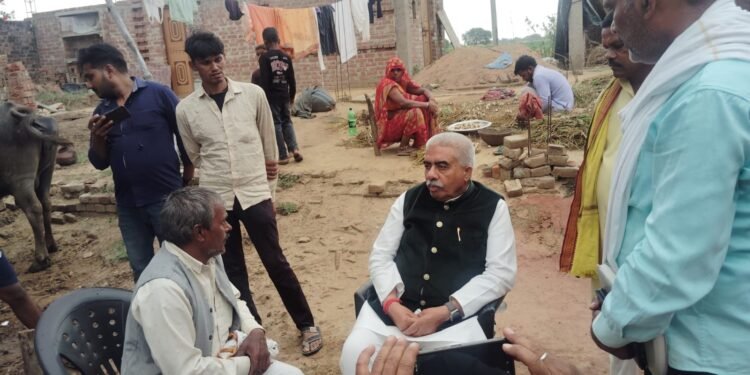कैबिनेट मंत्री राकेश सचान ने कोरवल बारा पहुंचकर पीड़ित परिवारों को दिया सहारा
