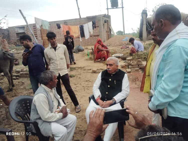 कैबिनेट मंत्री राकेश सचान ने कोरवल बारा पहुंचकर पीड़ित परिवारों को दिया सहारा