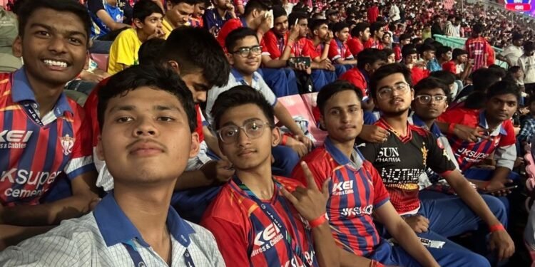 आईपीएल मैच का रोमांच देखने इकाना स्टेडियम पहुंचे लखनऊ पब्लिक स्कूल के छात्र