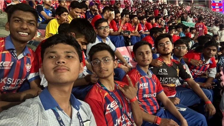 आईपीएल मैच का रोमांच देखने इकाना स्टेडियम पहुंचे लखनऊ पब्लिक स्कूल के छात्र