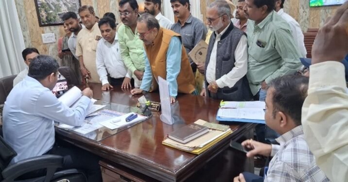 नलकूप चालकों को महानगरीय आवासीय भत्ता दिलाने एवं कैशलेस चिकित्सा सुविधा की खामियों को लेकर जिलाधिकारी से मिला प्रतिनिधिमंडल