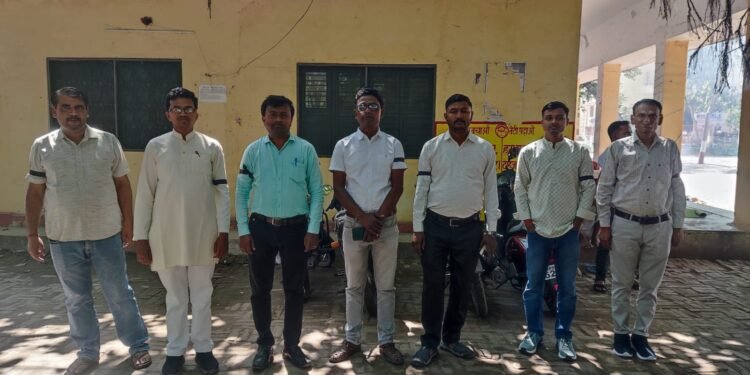 नई पेंशन योजना के विरोध में काली पट्टी बांधकर किया गया विरोध प्रदर्शन