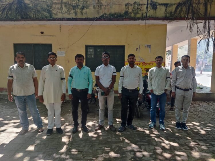 नई पेंशन योजना के विरोध में काली पट्टी बांधकर किया गया विरोध प्रदर्शन