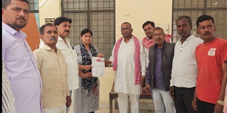 नायब तहसीलदार को ज्ञापन सौंपकर गंगा नदी में पानी बढ़ जाने से हरी सब्जी का नुकसान होने पर मदद की मांग की गई