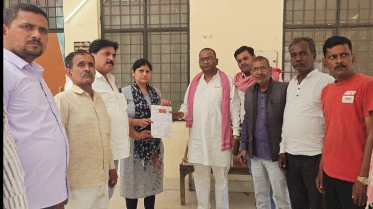 नायब तहसीलदार को ज्ञापन सौंपकर गंगा नदी में पानी बढ़ जाने से हरी सब्जी का नुकसान होने पर मदद की मांग की गई