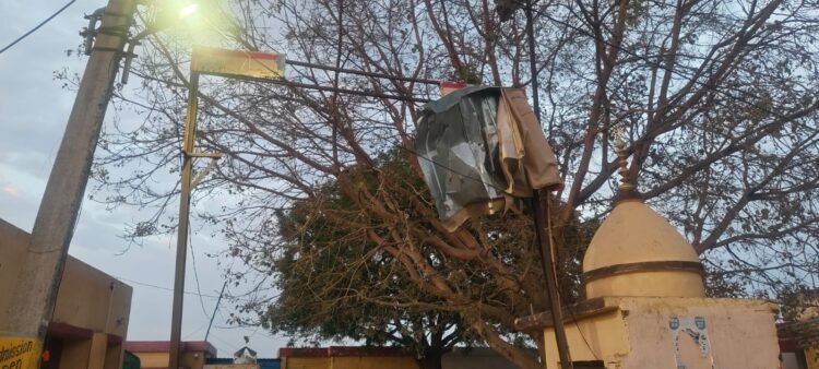 तेज आंधी से राजपुर पीएचसी का गेट क्षतिग्रस्त