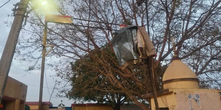 तेज आंधी से राजपुर पीएचसी का गेट क्षतिग्रस्त