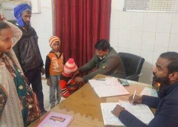 एमओआईसी की कुर्सी पर ट्रेनी डॉक्टर का इलाज करते फोटो वायरल