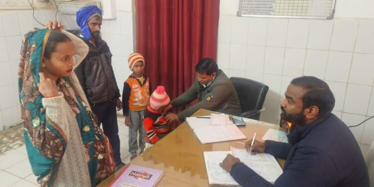 एमओआईसी की कुर्सी पर ट्रेनी डॉक्टर का इलाज करते फोटो वायरल