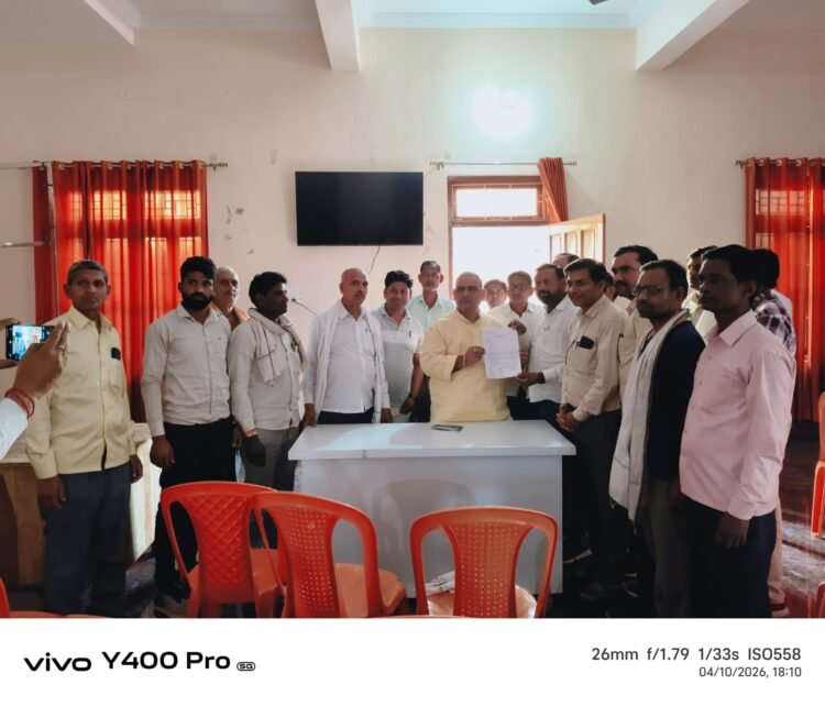 रोजगार सेवकों ने क्षेत्रीय विधायक अजीत सिंह पाल को सौंपा ज्ञापन