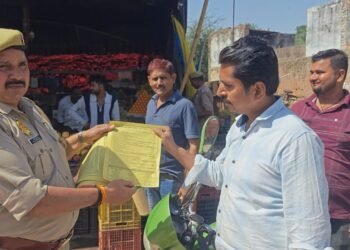 पंपलेट देकर अग्नि सुरक्षा के प्रति लोगों को किया गया जागरूक