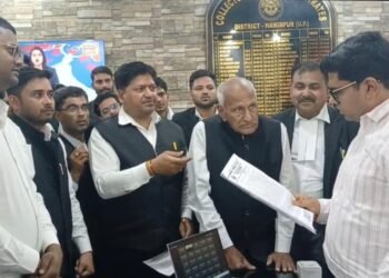 अधिवक्ता प्रोटेक्शन एक्ट की मांग को लेकर वकीलों का प्रदर्शन, राजयपाल के नाम डीएम कों ज्ञापन सौंपा