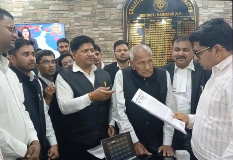 अधिवक्ता प्रोटेक्शन एक्ट की मांग को लेकर वकीलों का प्रदर्शन, राजयपाल के नाम डीएम कों ज्ञापन सौंपा