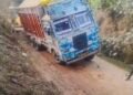 ओवरलोड बालू लदे ट्रकों से उखड़ी बनी राहगीरों के लिए मुसीबत