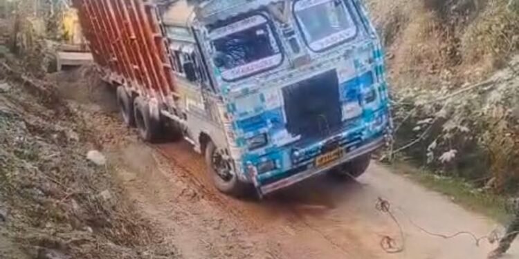 ओवरलोड बालू लदे ट्रकों से उखड़ी बनी राहगीरों के लिए मुसीबत