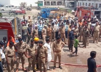 *लहरतारा बौलिया में सड़क चौड़ीकरण को लेकर PWD की कार्रवाई, दुकानदारों में नाराजगी*