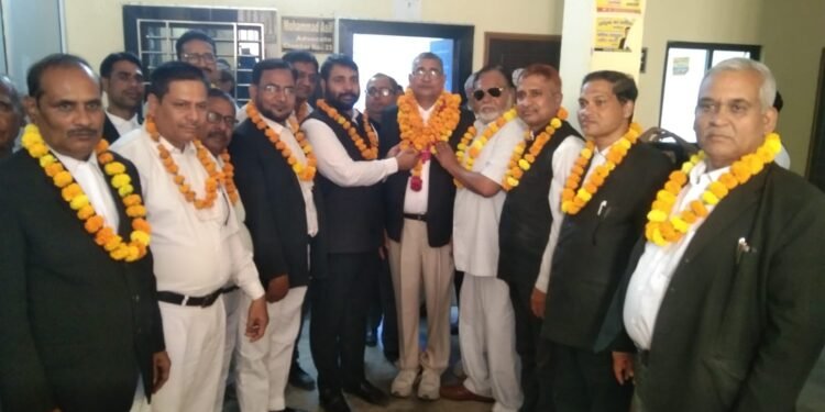 *फतेहपुर बार एसोसिएशन के नवनिर्वाचित अध्यक्ष बाबू सिंह यादव का भव्य स्वागत*