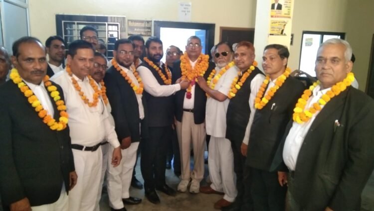 *फतेहपुर बार एसोसिएशन के नवनिर्वाचित अध्यक्ष बाबू सिंह यादव का भव्य स्वागत*