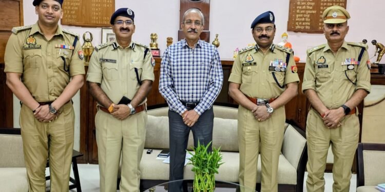 *रेल यात्रियों की सुरक्षा सर्वोपरि: डीजी रेलवे ने महाप्रबंधक पूर्वोत्तर रेलवे संग की उच्चस्तरीय बैठक*