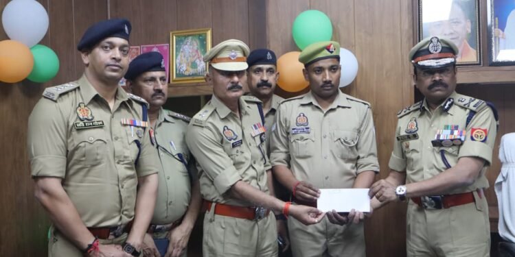 *डीजी रेलवे ने किया आनंद नगर और बस्ती जीआरपी थाने का औचक निरीक्षण, सुरक्षा व्यवस्था को लेकर दिए कड़े निर्देश*