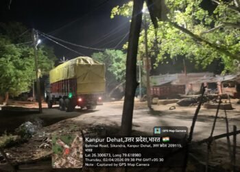 आबादी से निकल रहे ओवरलोड बालू लदे ट्रक, एसडीएम से शिकायत