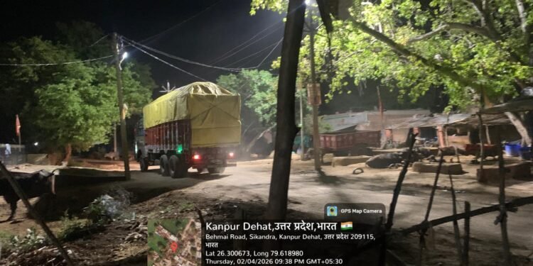 आबादी से निकल रहे ओवरलोड बालू लदे ट्रक, एसडीएम से शिकायत