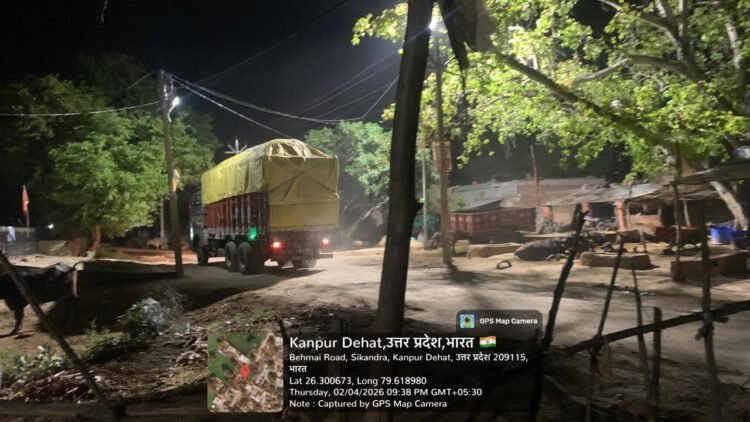 आबादी से निकल रहे ओवरलोड बालू लदे ट्रक, एसडीएम से शिकायत