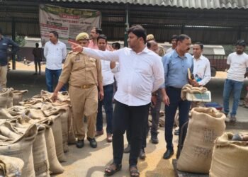 गेहूं खरीद में ढिलाई पर एडीएम सख्त, केंद्र प्रभारियों को लगाई फटकार