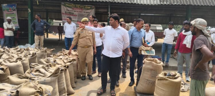 गेहूं खरीद में ढिलाई पर एडीएम सख्त, केंद्र प्रभारियों को लगाई फटकार