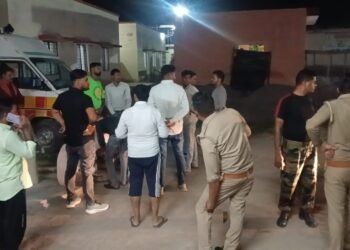 भीषण सड़क हादसे में दो लोगों की हुई मौत, सरिया लदे ट्रैक्टर से टकराई बाइक, शादी समारोह में शामिल होने के लिए राठ जा रहे थे मृतक।