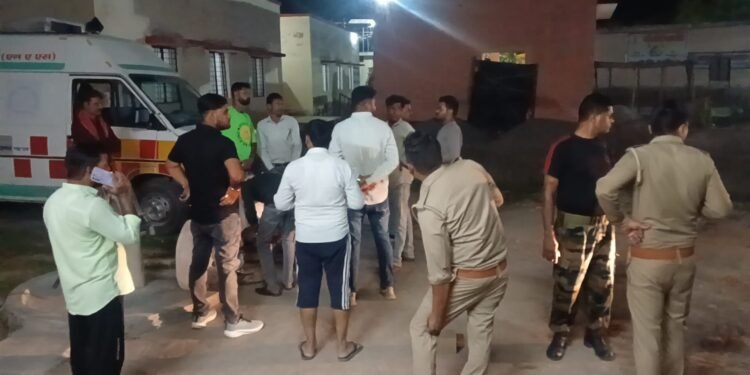 भीषण सड़क हादसे में दो लोगों की हुई मौत, सरिया लदे ट्रैक्टर से टकराई बाइक, शादी समारोह में शामिल होने के लिए राठ जा रहे थे मृतक।