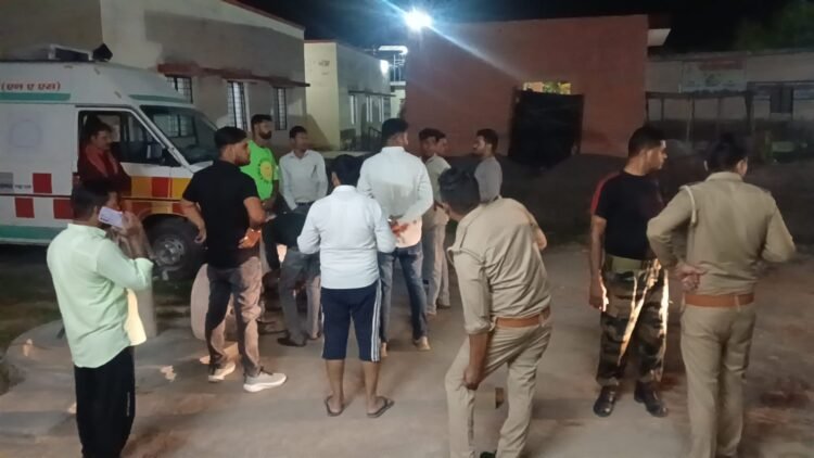 भीषण सड़क हादसे में दो लोगों की हुई मौत, सरिया लदे ट्रैक्टर से टकराई बाइक, शादी समारोह में शामिल होने के लिए राठ जा रहे थे मृतक।