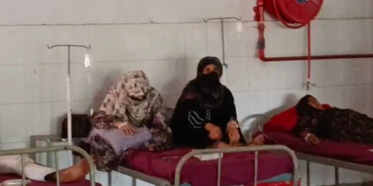 सलेमपुर सीएचसी में एक बेड पर दो मरीज भर्ती