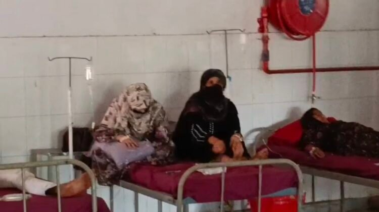 सलेमपुर सीएचसी में एक बेड पर दो मरीज भर्ती