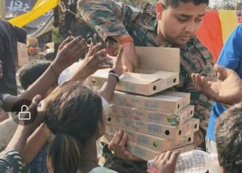 लखनऊ अग्निकांड: राख में बदले आशियाने, फौजी बेटे उत्कर्ष द्विवेदी बने पीड़ितों के सहारा