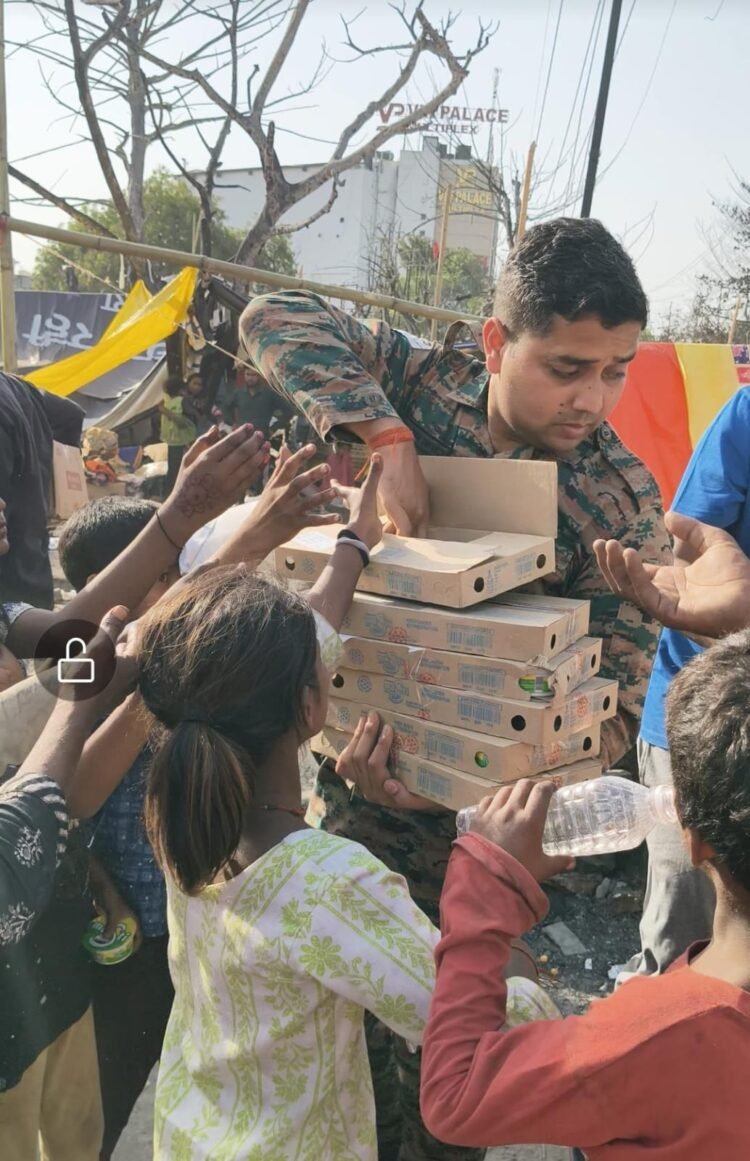 लखनऊ अग्निकांड: राख में बदले आशियाने, फौजी बेटे उत्कर्ष द्विवेदी बने पीड़ितों के सहारा