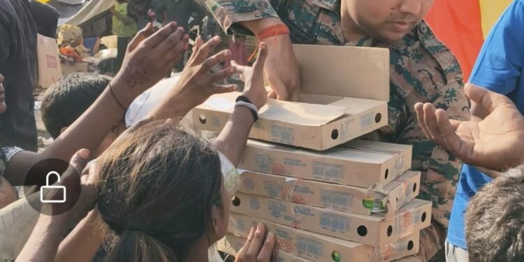 लखनऊ अग्निकांड: राख में बदले आशियाने, फौजी बेटे उत्कर्ष द्विवेदी बने पीड़ितों के सहारा