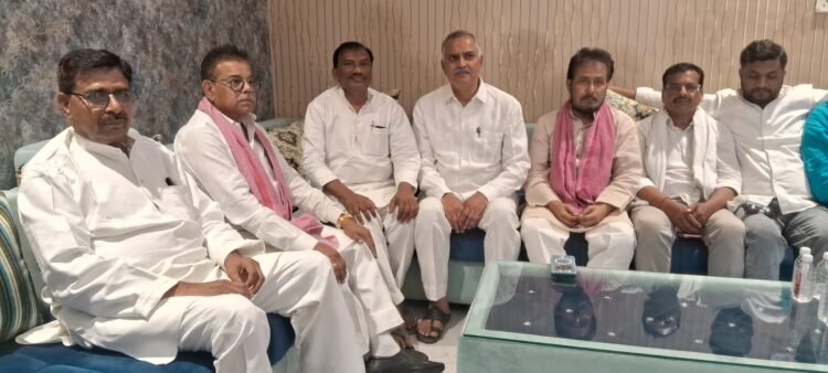 सपा प्रदेश सचिव जगनायक सिंह ने अल्पसंख्यक नेताओं के साथ की बैठकसपा प्रदेश सचिव जगनायक सिंह ने अल्पसंख्यक नेताओं के साथ की बैठक